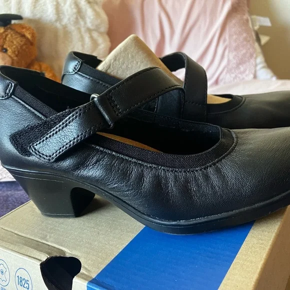 Clarks Emily2 Mabel Black Leather Flats with Classic Design and Polished Finish - Picture 3 of 16